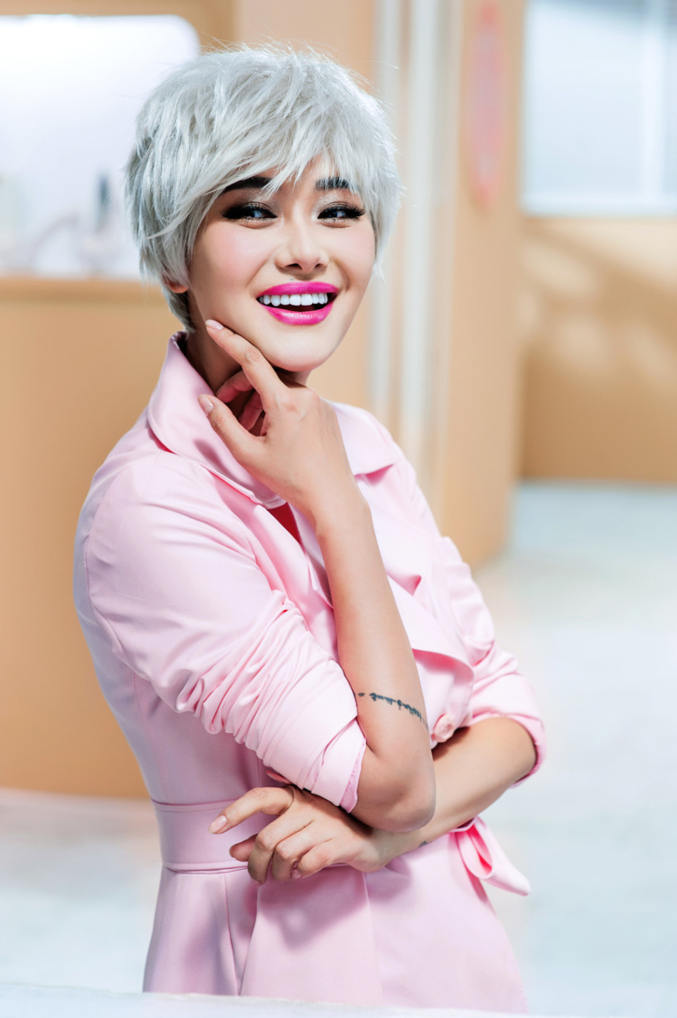 组图:爱戴新曲《baby爱》上线 造型展辣妈时尚_高清图集_新浪网