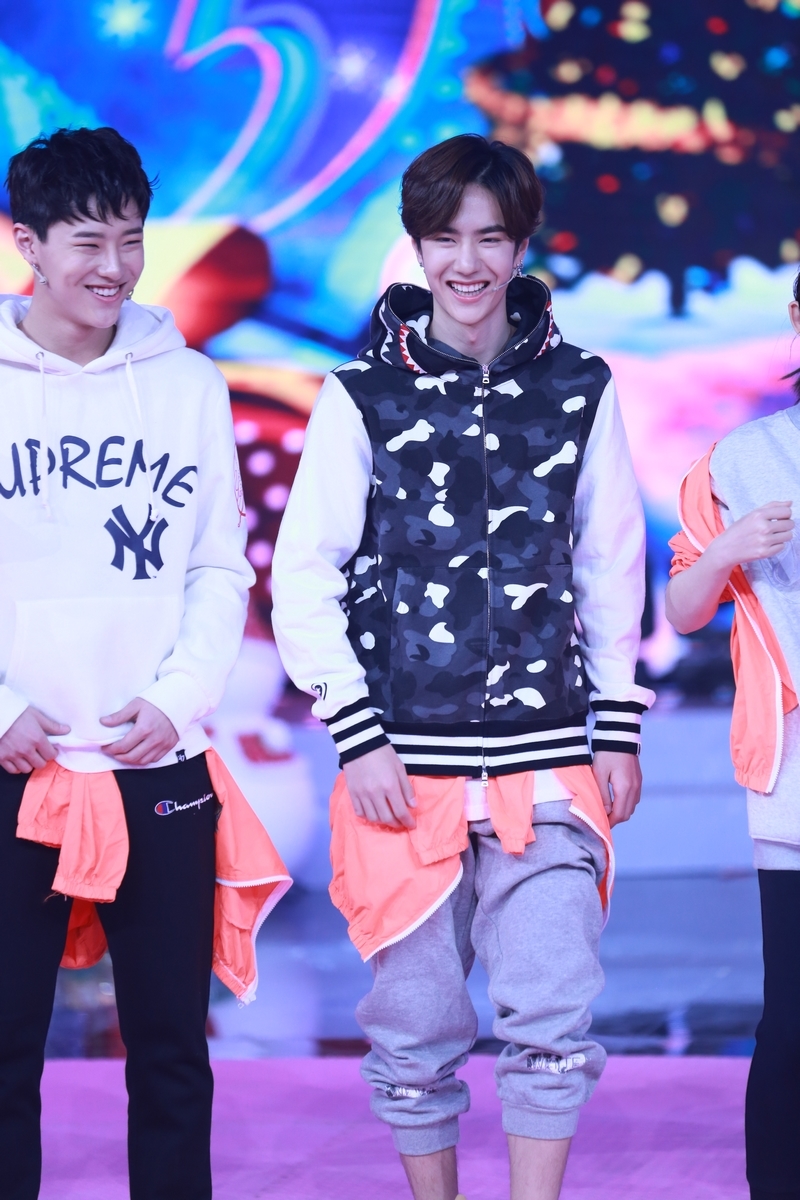 25 14:17:51 1 / 9 新浪娱乐讯 日前,uniq成员王一博,曹承衍亮相综艺