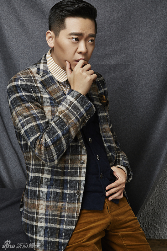 新浪娱乐讯 日前,林继东曝光了一组绅士范写真,一身英伦格子西装搭配