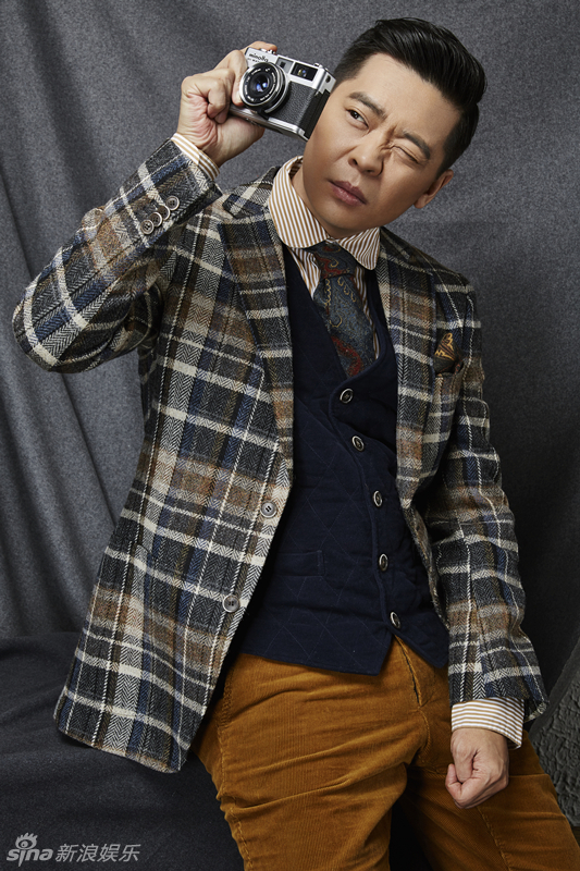 新浪娱乐讯 日前,林继东曝光了一组绅士范写真,一身英伦格子西装搭配