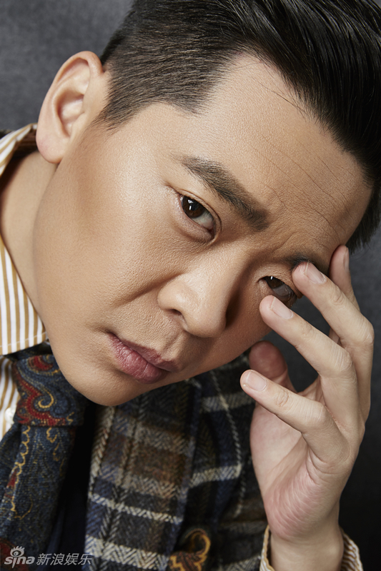 新浪娱乐讯 日前,林继东曝光了一组绅士范写真,一身英伦格子西装搭配