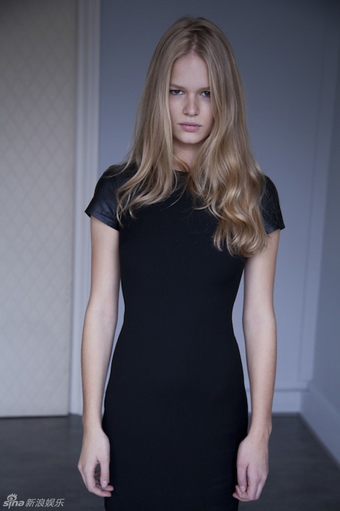 1 / 61 新浪娱乐讯 22岁德国超模安娜-尤尔斯(anna e)在2015年"年度