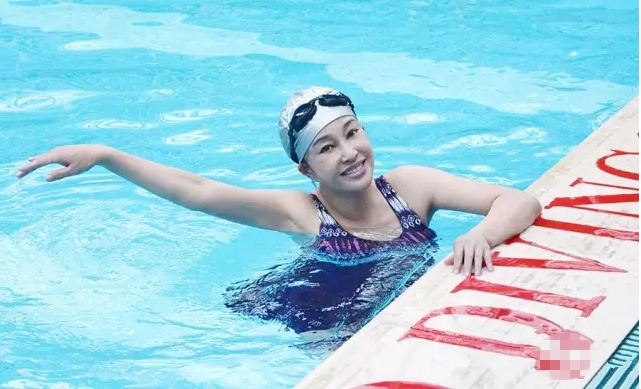 组图:刘晓庆《武则天》演出间隙游泳 皮肤白皙_高清图集_新浪网