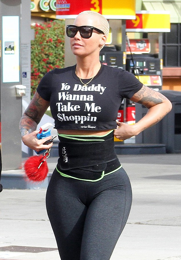 新浪娱乐讯 近日,坎耶前女友艾波-罗斯(amber rose)穿紧身裤和塑腰带