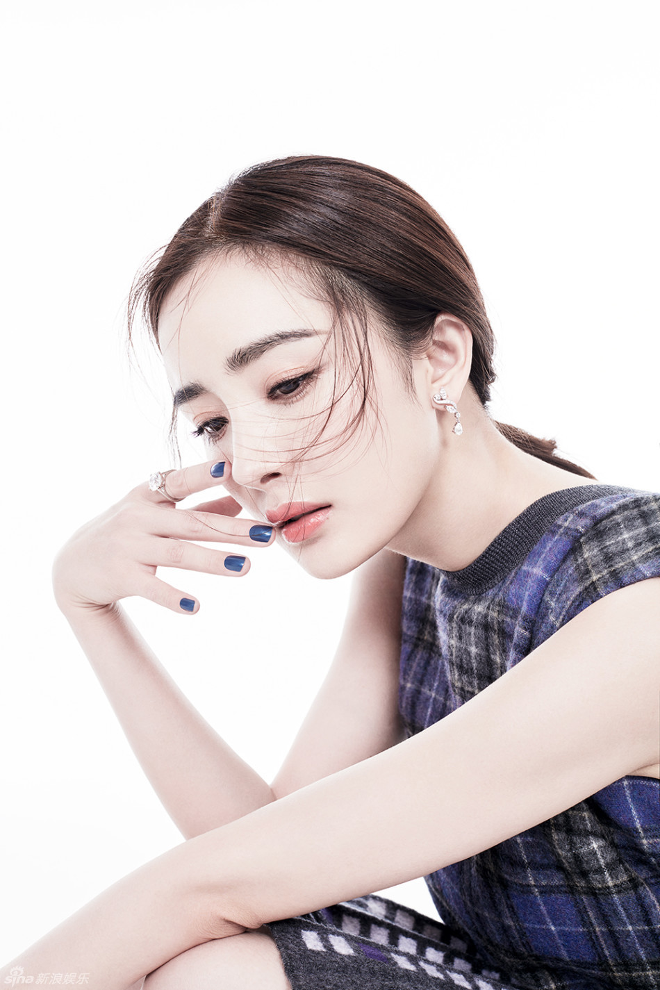 能载250吨导弹飞驰 森碟变滑板少女 腿长笑容灿烂 继续左滑进入下一