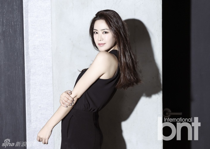新浪娱乐讯 近日,韩国播音员金珠熙携手bntnews拍摄了一组时尚写真