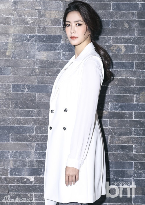 新浪娱乐讯 近日,韩国播音员金珠熙携手bntnews拍摄了一组时尚写真