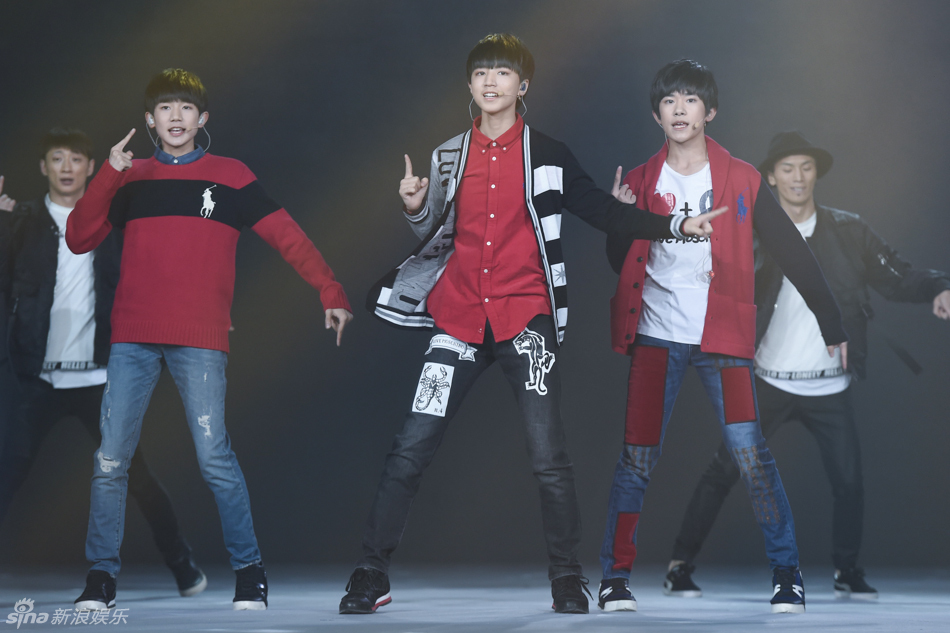 发布会上,tfboys以新专辑主打歌《大梦想家》开场,迅速引爆现场.