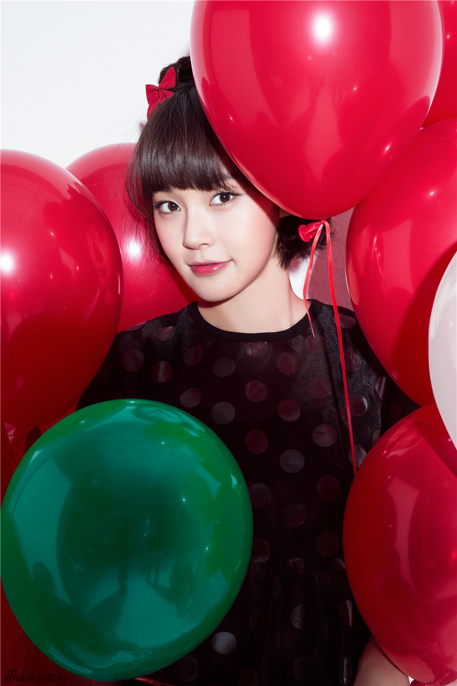 新浪娱乐讯 近日,张佳宁曝光一组写真大片,身着黑色蓬蓬短裙的她,手持