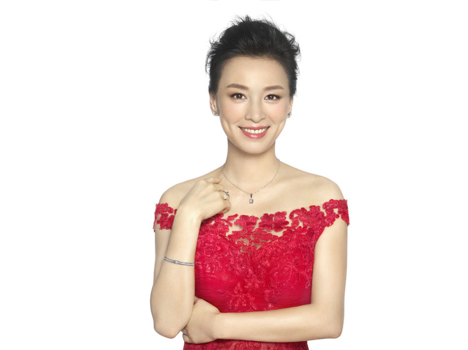 张庭红裙写真尽显高贵优雅