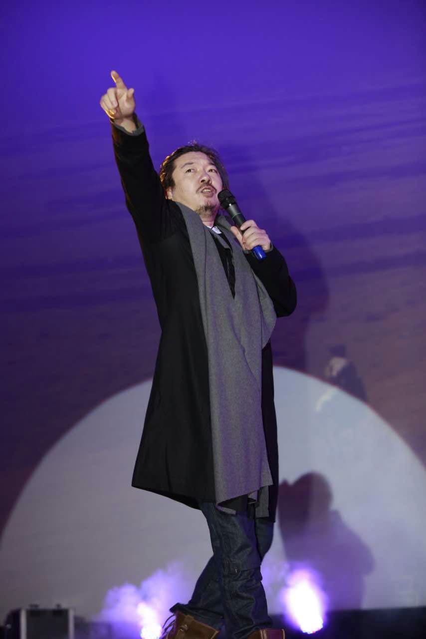 韩冰现场演唱《天边的故乡》