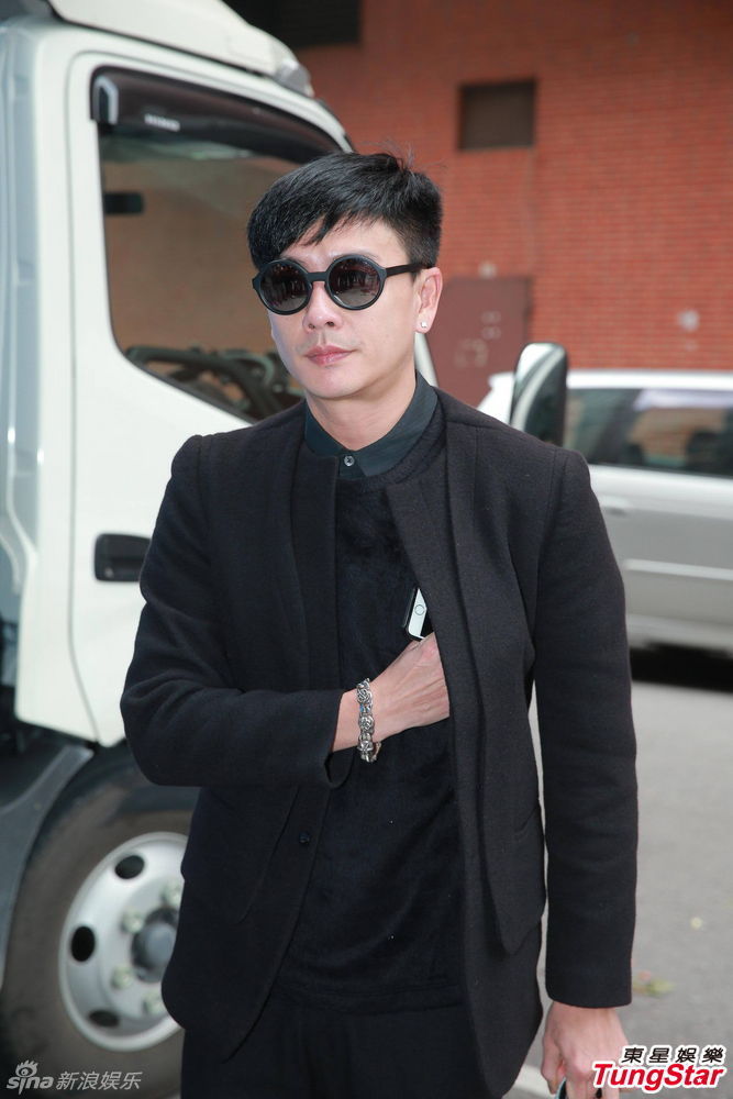 黄宗泽赴灵堂为亡父设灵 戴墨镜难掩愁容