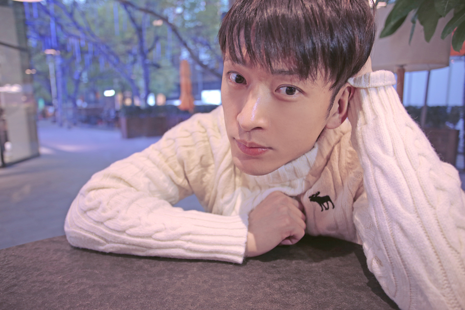 键翻阅图片 列表查看 大图 全屏观看 1 / 7 新浪娱乐讯 近日,演员吴弘