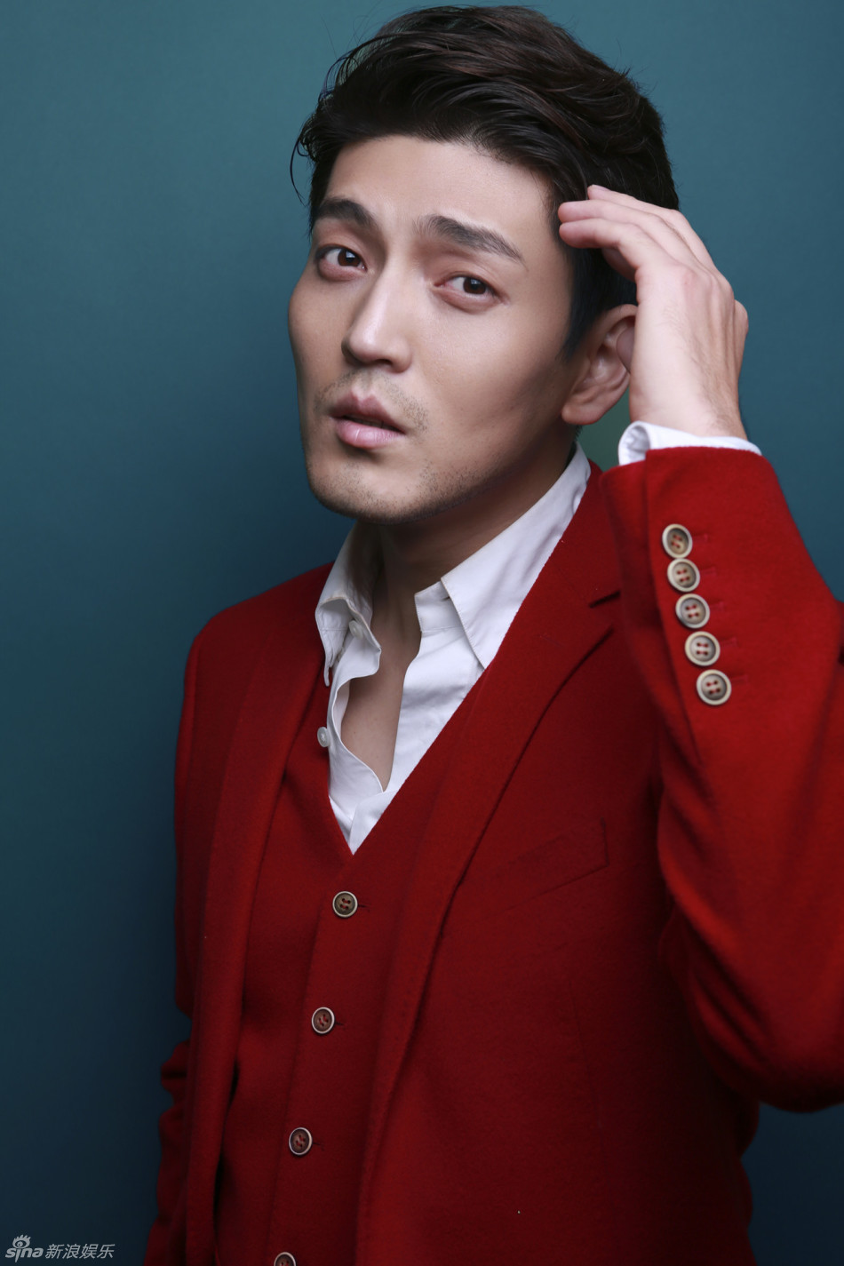 新浪娱乐讯 近日,隋咏良曝光一组元旦新年大片,一身红色西装十分抢眼