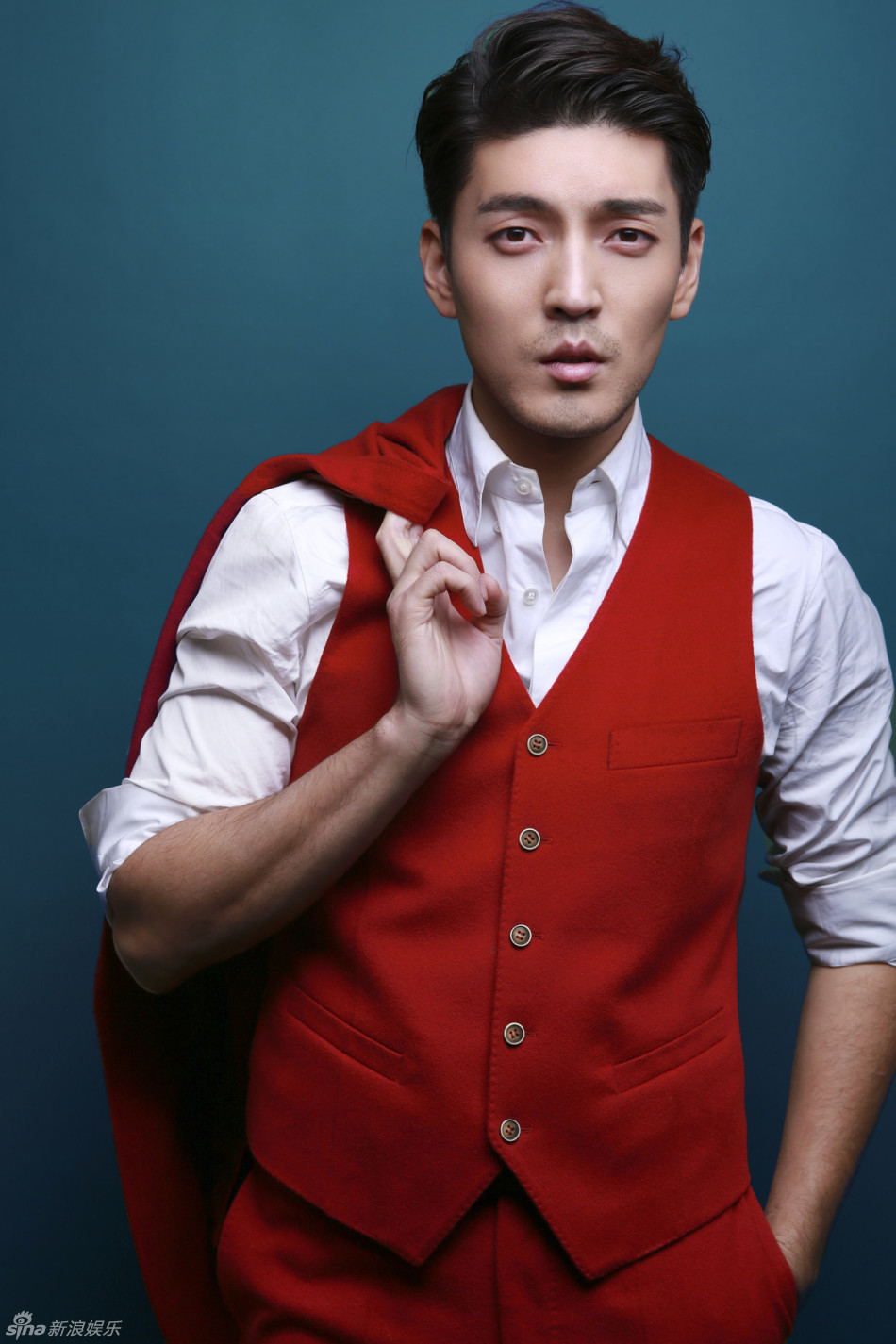 新浪娱乐讯 近日,隋咏良曝光一组元旦新年大片,一身红色西装十分抢眼