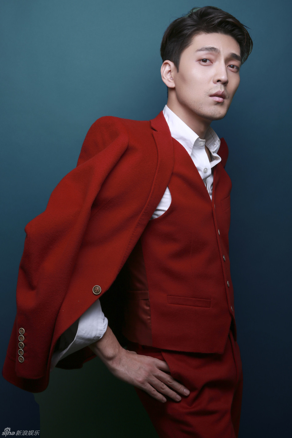新浪娱乐讯 近日,隋咏良曝光一组元旦新年大片,一身红色西装十分抢眼