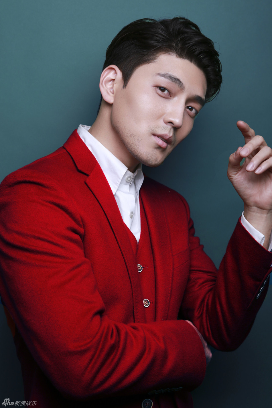 新浪娱乐讯 近日,隋咏良曝光一组元旦新年大片,一身红色西装十分抢眼