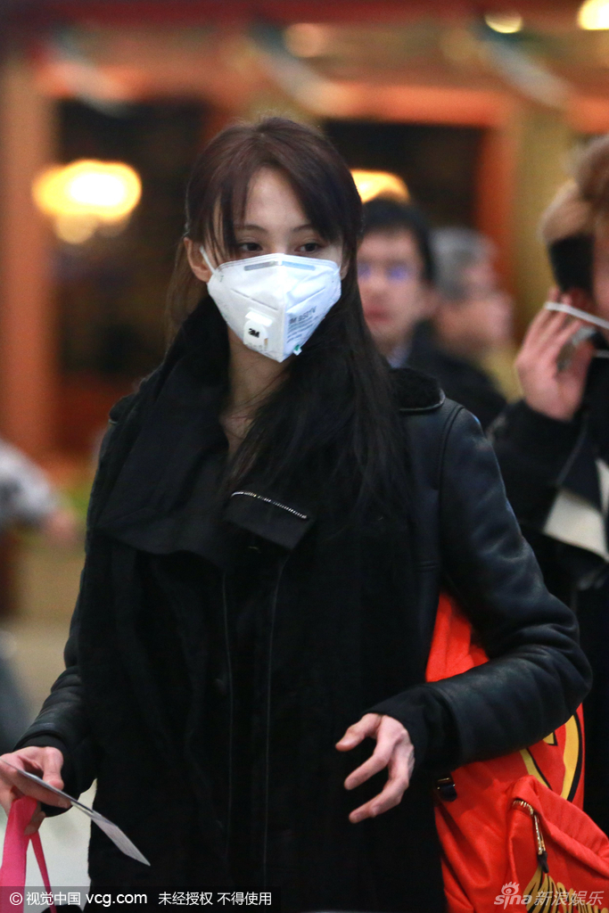 郑爽机场戴口罩防雾霾
