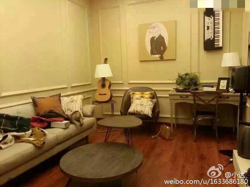 新浪娱乐讯 今日网络上又曝光了一组疑似《我是歌手4》明星休息室的