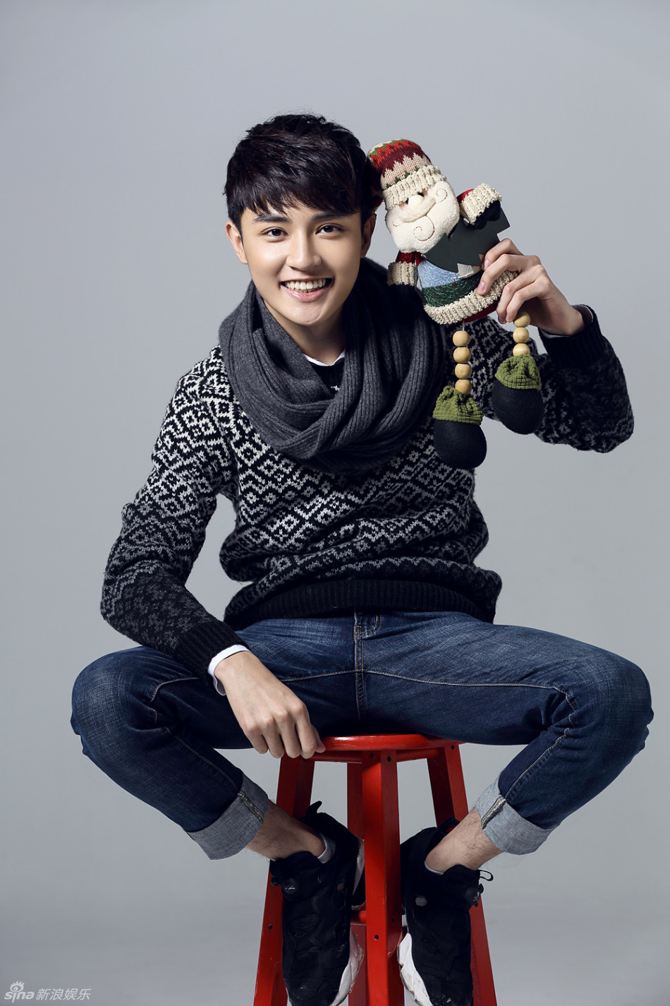 新浪娱乐讯 近日,95后小鲜肉高基才拍摄冬季写真,黑白几何图案的毛衣