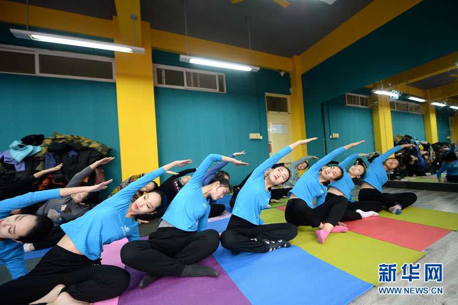 在教师的带领下一起练习高考减压瑜伽,为即将到来的考试减压