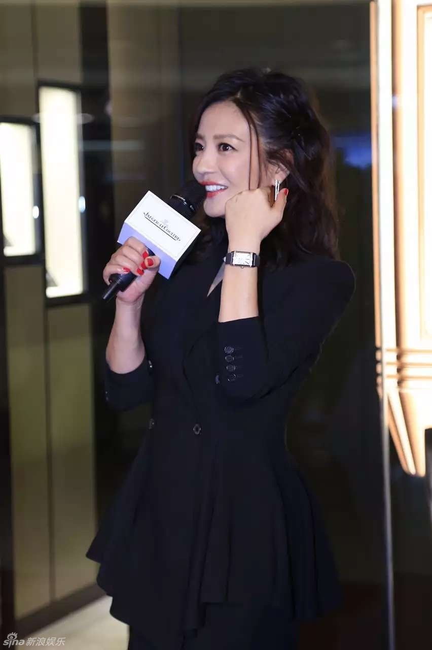 赵薇黑裙出席活动