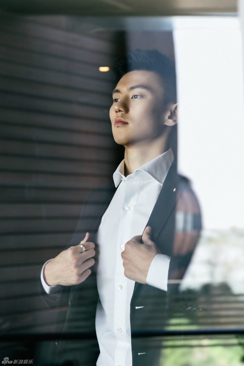 照片中宁泽涛身穿西装,展现不同以往的气质,英气逼人.图库供稿