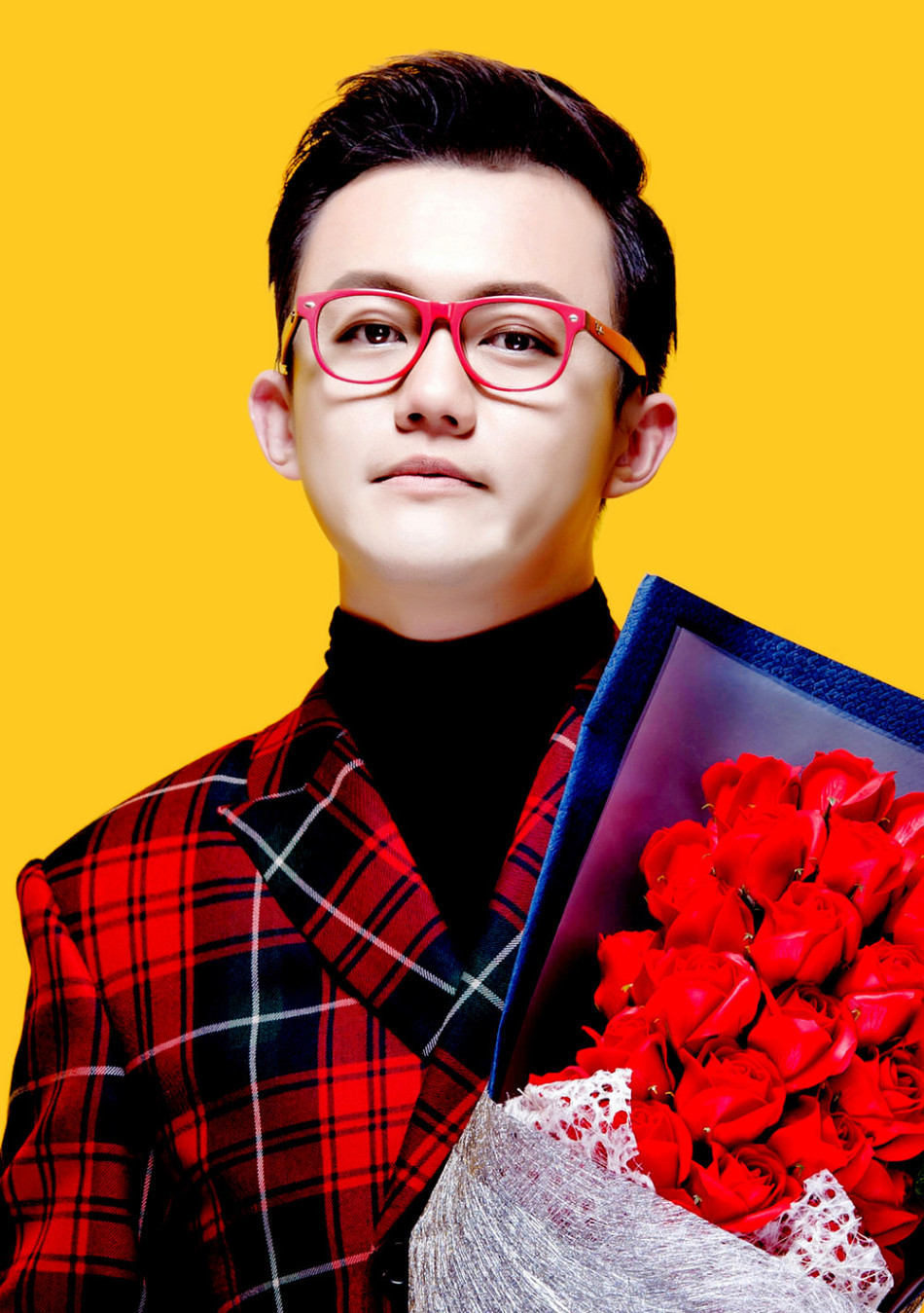 新浪娱乐讯 丁克森曝光了一组新年写真大片,展示了一直以来的热血摇滚