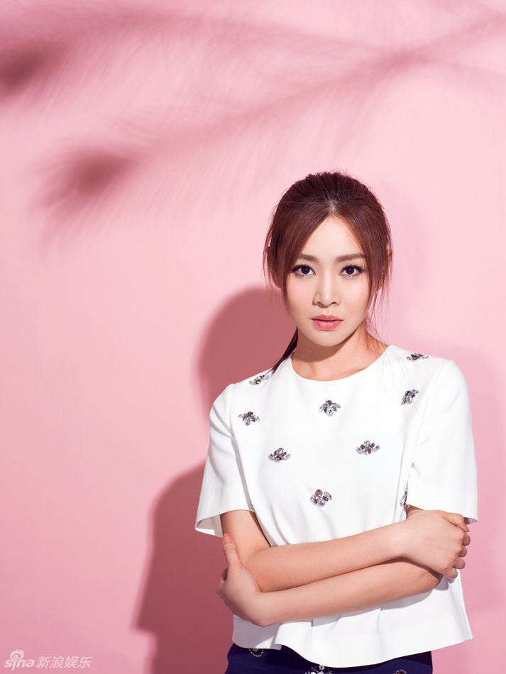 69 王维维时尚大片 [6p]             近日,王维维曝光一组时尚写真