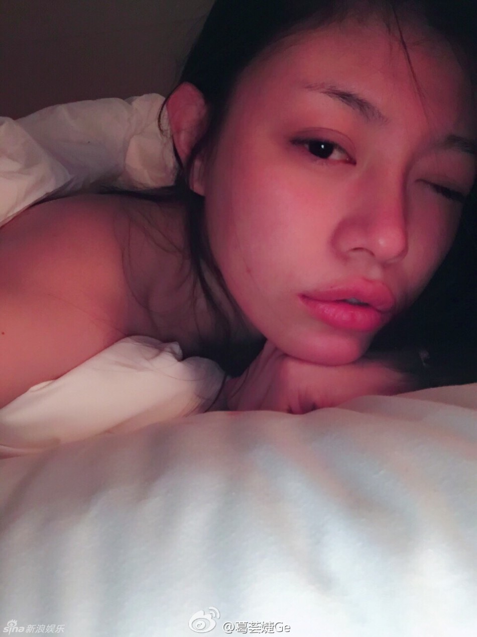 新浪娱乐讯 12日凌晨,葛荟婕晒出一组床上自拍.
