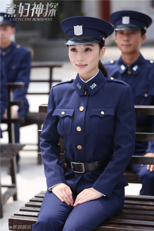组图:《煮妇神探》李小璐制服诱惑 攻气十足