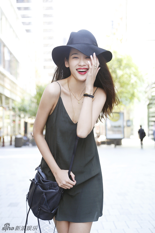 组图:屈菁菁悉尼街拍 恬美清新神似苍井优_高清图集_新浪网