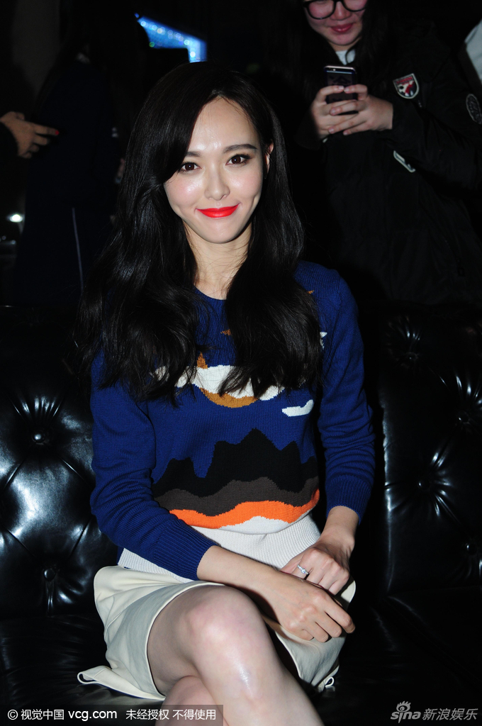 组图:唐嫣红唇惹眼 穿短裙大秀白皙竹竿腿_高清图集_新浪网