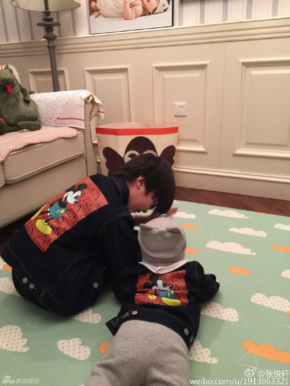 组图:天天张悦轩照顾妹妹暖男范 画面温馨有爱_高清图集_新浪网