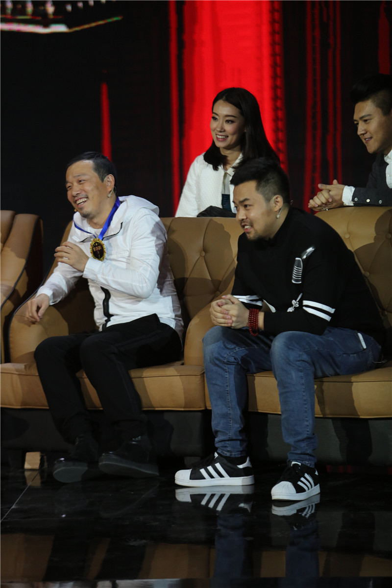 首场节目中,因《煎饼侠》而成名的喜剧新势力潘斌龙,崔志佳却因其温情