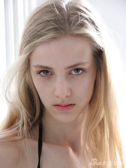 近日,出生于1999年的法国模特走红网络,她名叫deborah deva reeb,不到