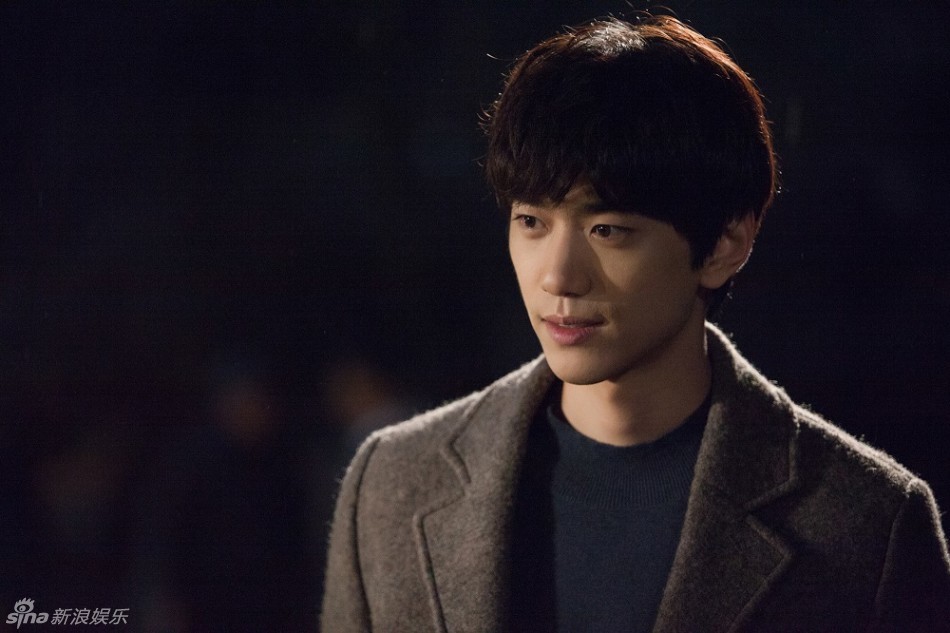 韩国jtbc电视台新剧《安托万夫人》剧照被公开,主演韩艺瑟盛骏拥抱