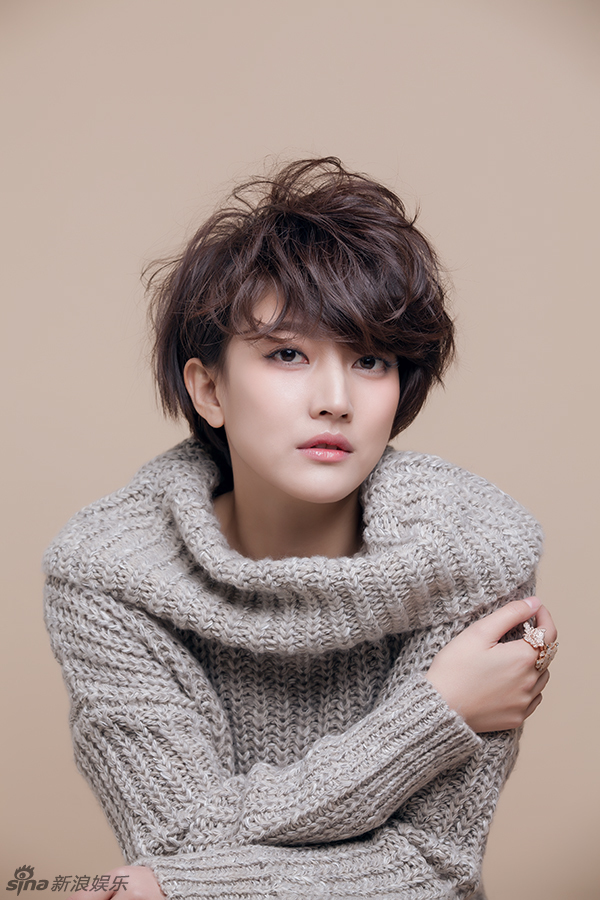 1 / 6 新浪娱乐讯 卫莱冬日大片曝光,卫莱短发,米色长毛衣出镜,显得