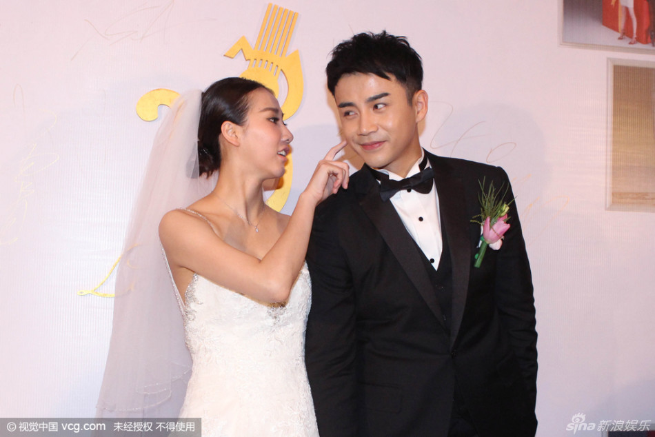 组图:弦子大婚低胸白纱性感 伴娘团甜蜜亮相