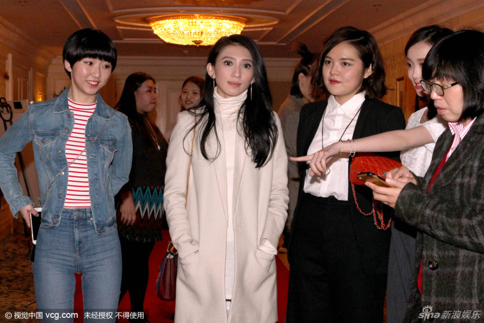 组图:弦子大婚低胸白纱性感 伴娘团甜蜜亮相