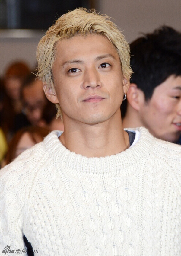 小栗旬金发帅气亮相 柴崎幸短发俏丽