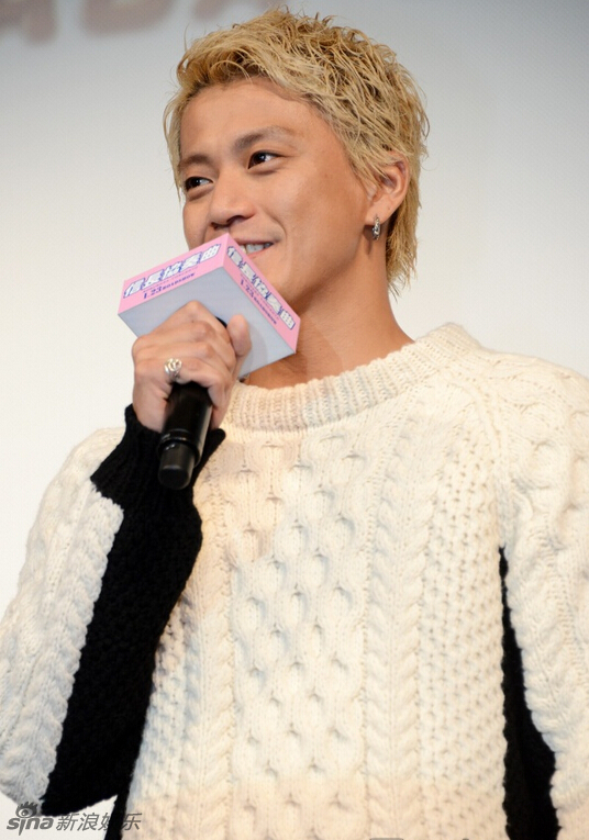 小栗旬金发帅气亮相 柴崎幸短发俏丽