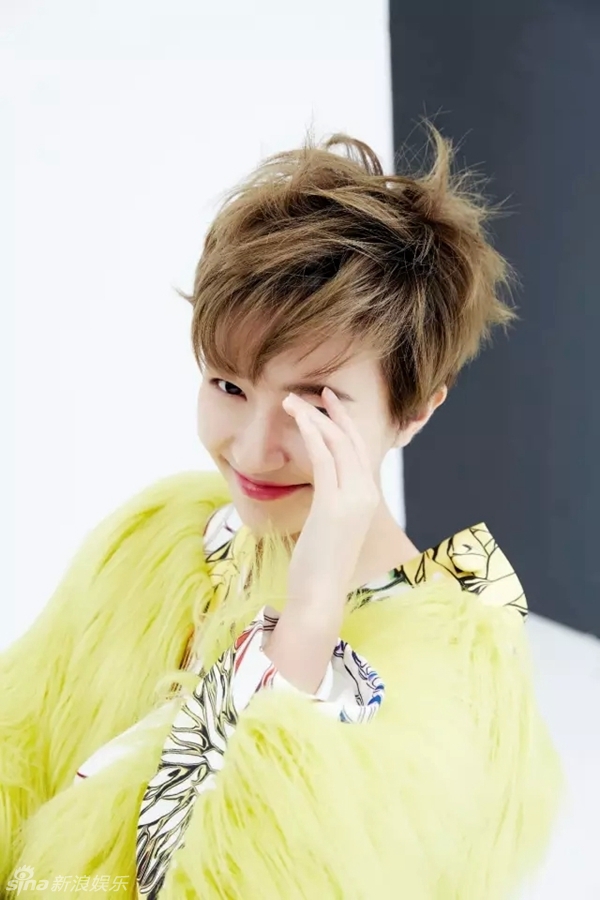 写真中,焦俊艳一袭时尚ol装出镜,精致典雅的妆容加上元气满满的眼神