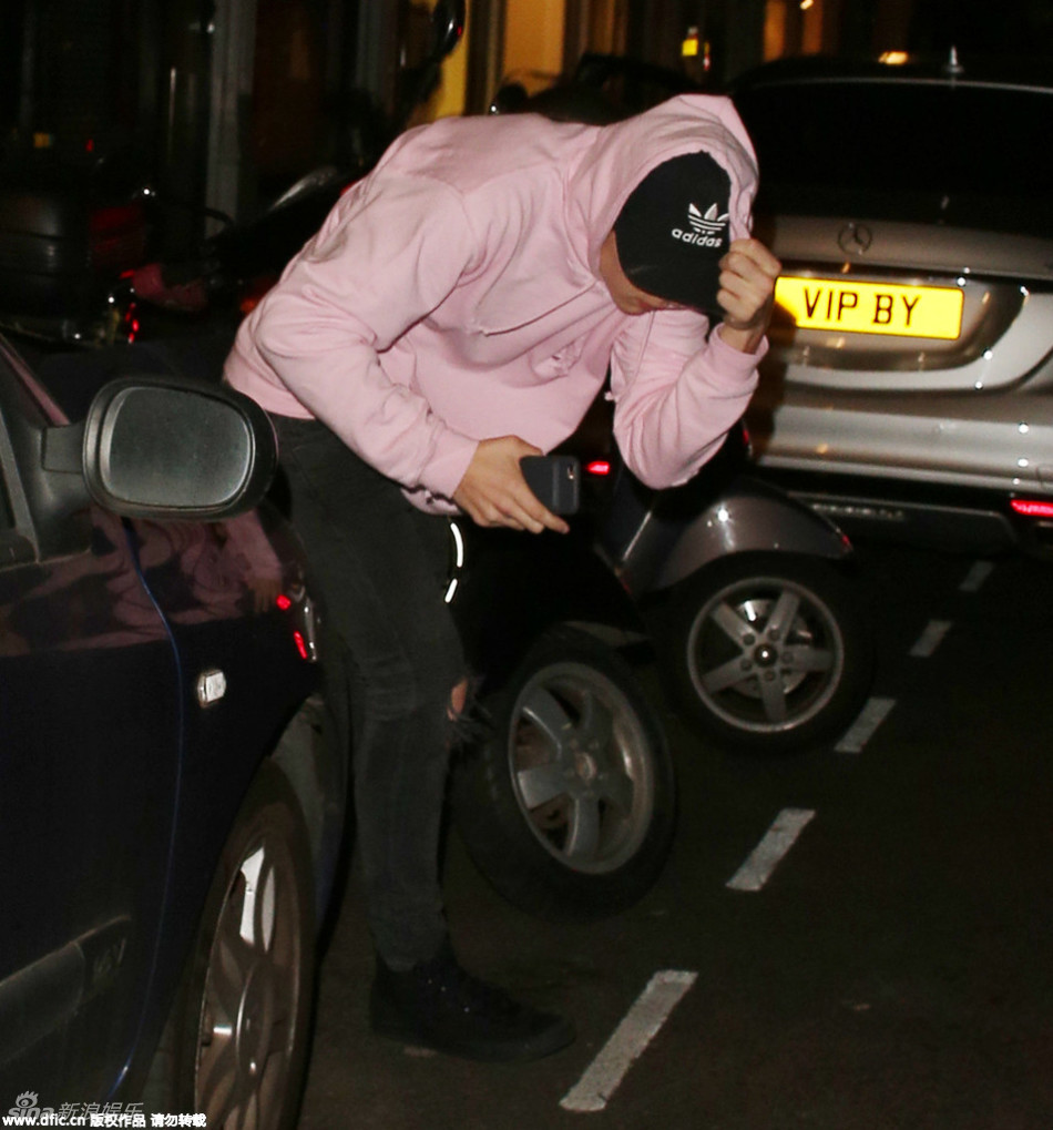 组图:布鲁克林与莫瑞兹夜会 男方抱头"逃跑"