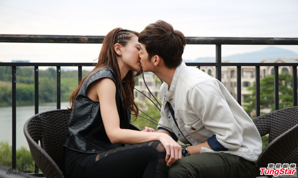 新浪娱乐讯 23日,周秀娜和辰亦儒合拍网剧《美女公寓》多场吻戏曝光