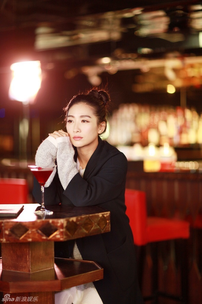 新浪娱乐讯 陶昕然一组冬日写真曝光,以深色大衣搭配