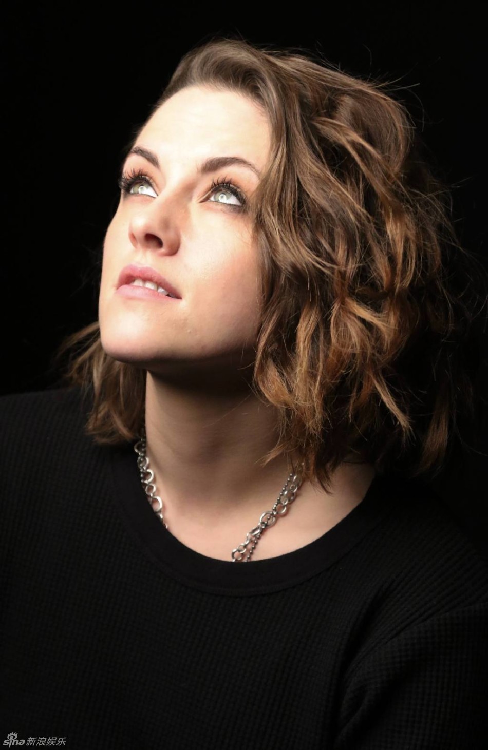 "暮光女"浅笑迷人 卖萌搞怪可爱