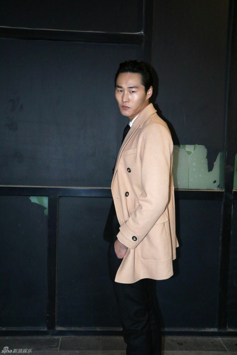 组图:李振曝率性街拍 儒雅绅士相得益彰_高清图集_新浪网