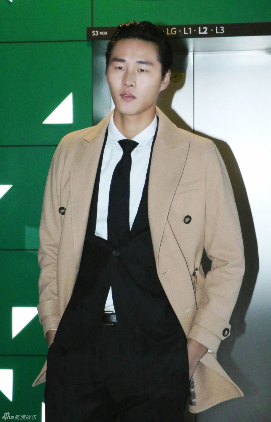 组图:李振曝率性街拍 儒雅绅士相得益彰_高清图集_新浪网