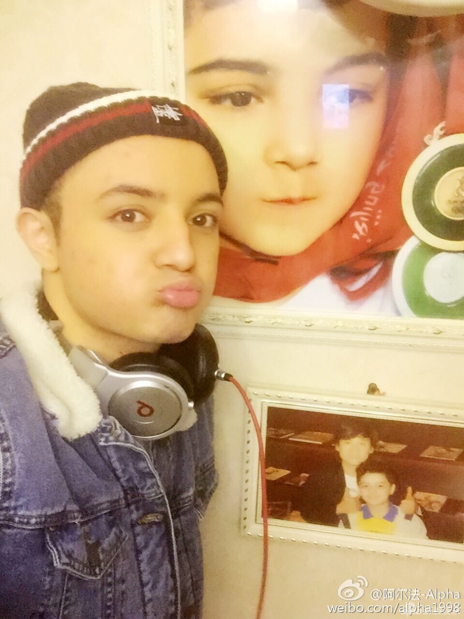 组图:童星阿尔法长大了!外形硬朗眼妆迷幻_高清图集_新浪网